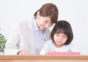 お子さまに合わせたマンツーマンの個別指導・少人数クラス・集団教室でサポート
