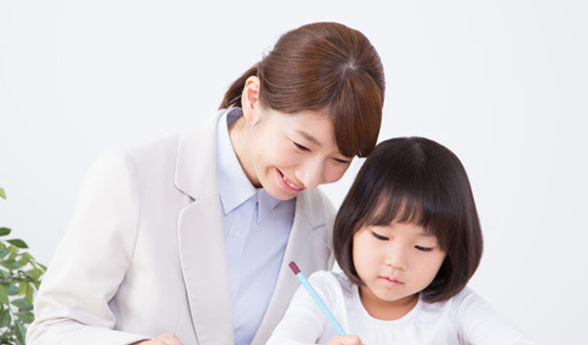 お子さまに合わせたマンツーマンの個別指導・少人数クラス・集団教室でサポート