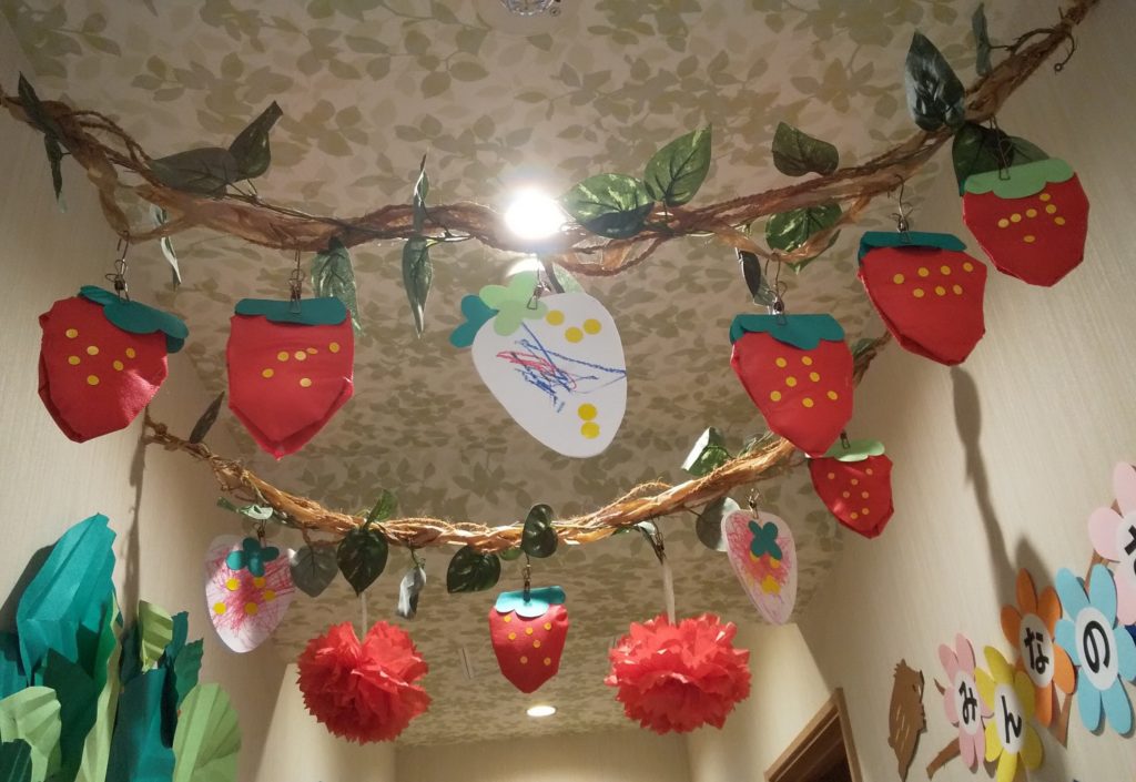 柏 5月の壁面さくひん いろいろなイチゴ ハビーからのお知らせ Habii 幼児教室ハビー